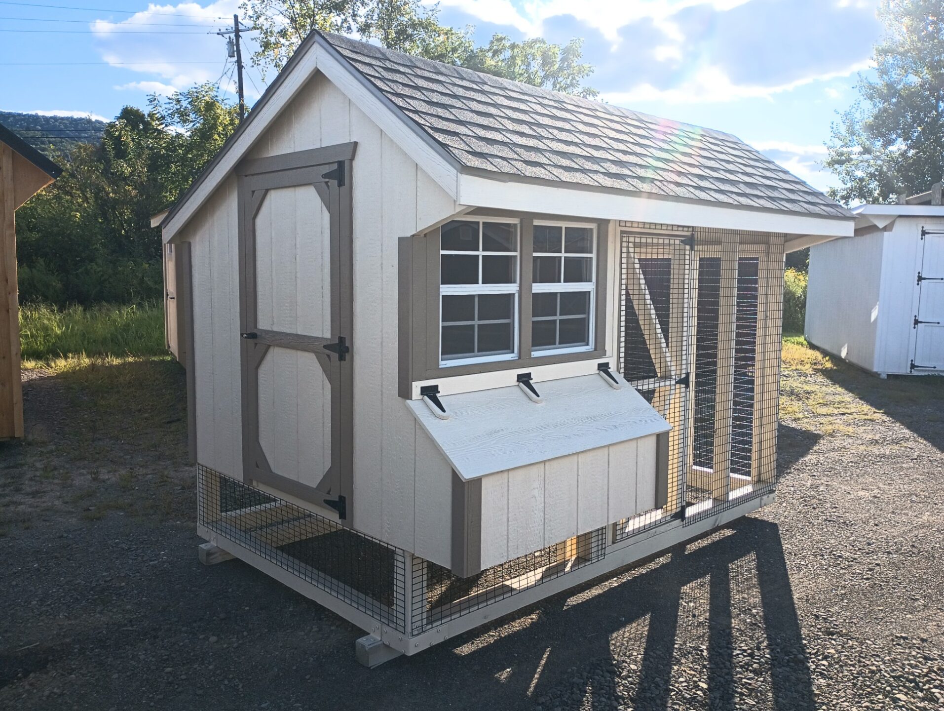 Chicken coop with run area, 2 windows and access door