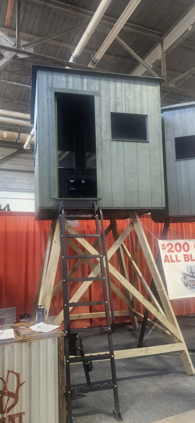 Square hunting blind on stand